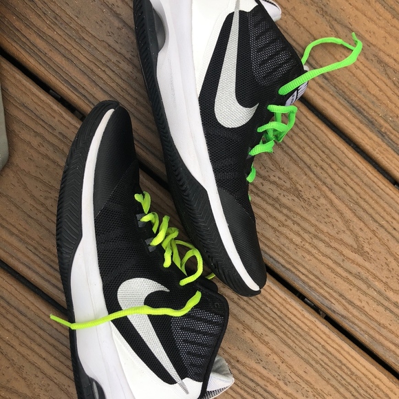 Nike Air Versitile Women's Basketball Shoes - Picture 2 of 7